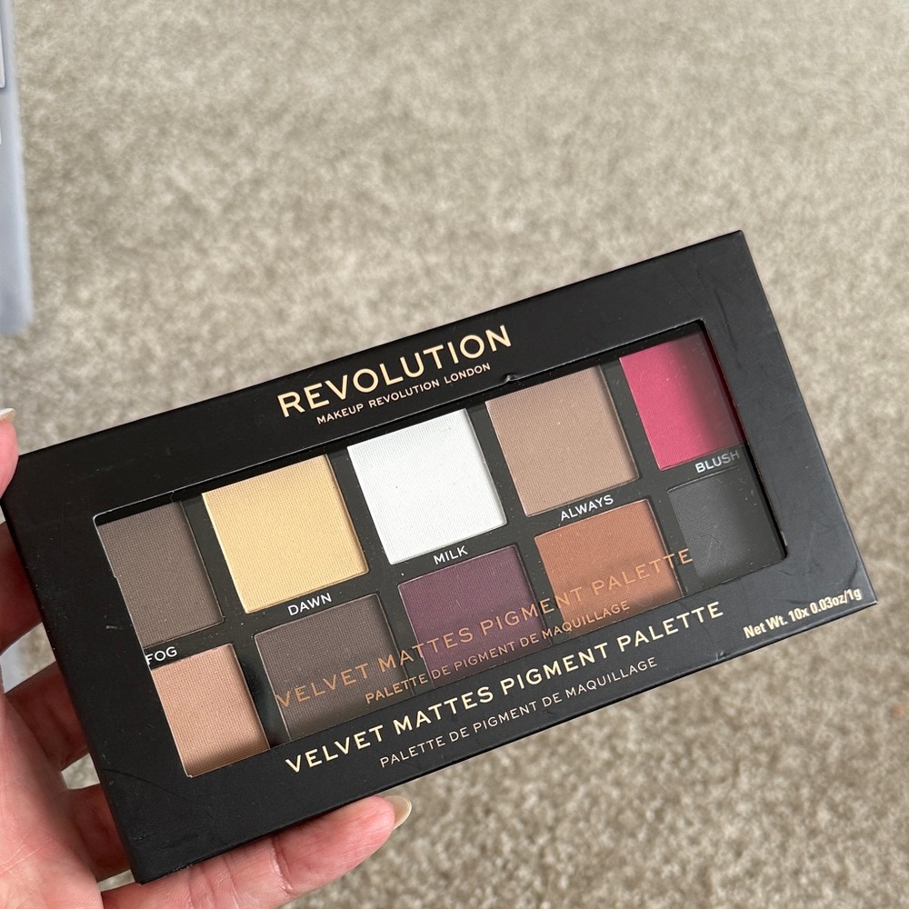 Revolution Velvet Mattes Palette - Brown, Yellow, White, Pink